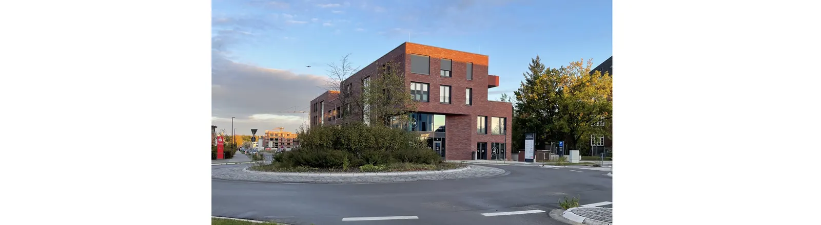Ärztehaus der Praxis HOC im Hanseviertel, Backsteingebäude an einem Kreisverkehr
